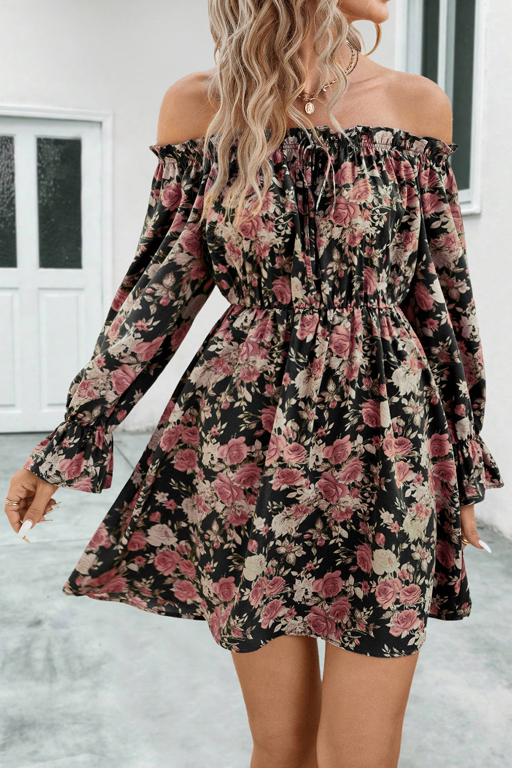 "Romance Floral: Vestido Off-Shoulder con Volantes