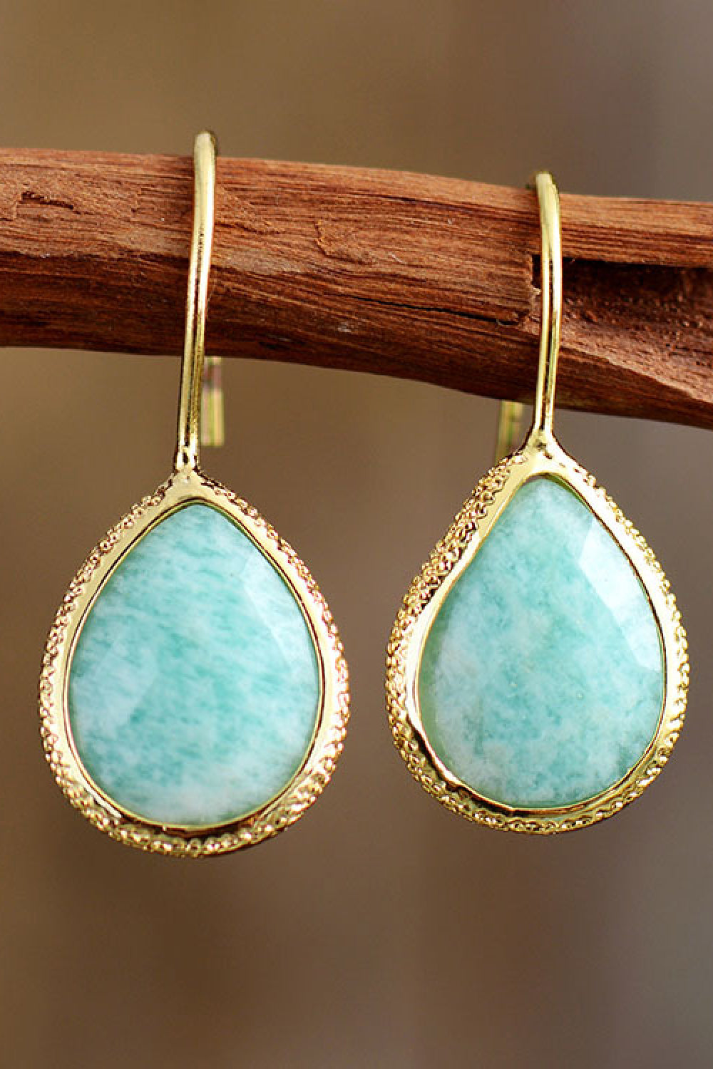 "Aretes Gota Artesanales: Piedra Natural y Oro de 14K"