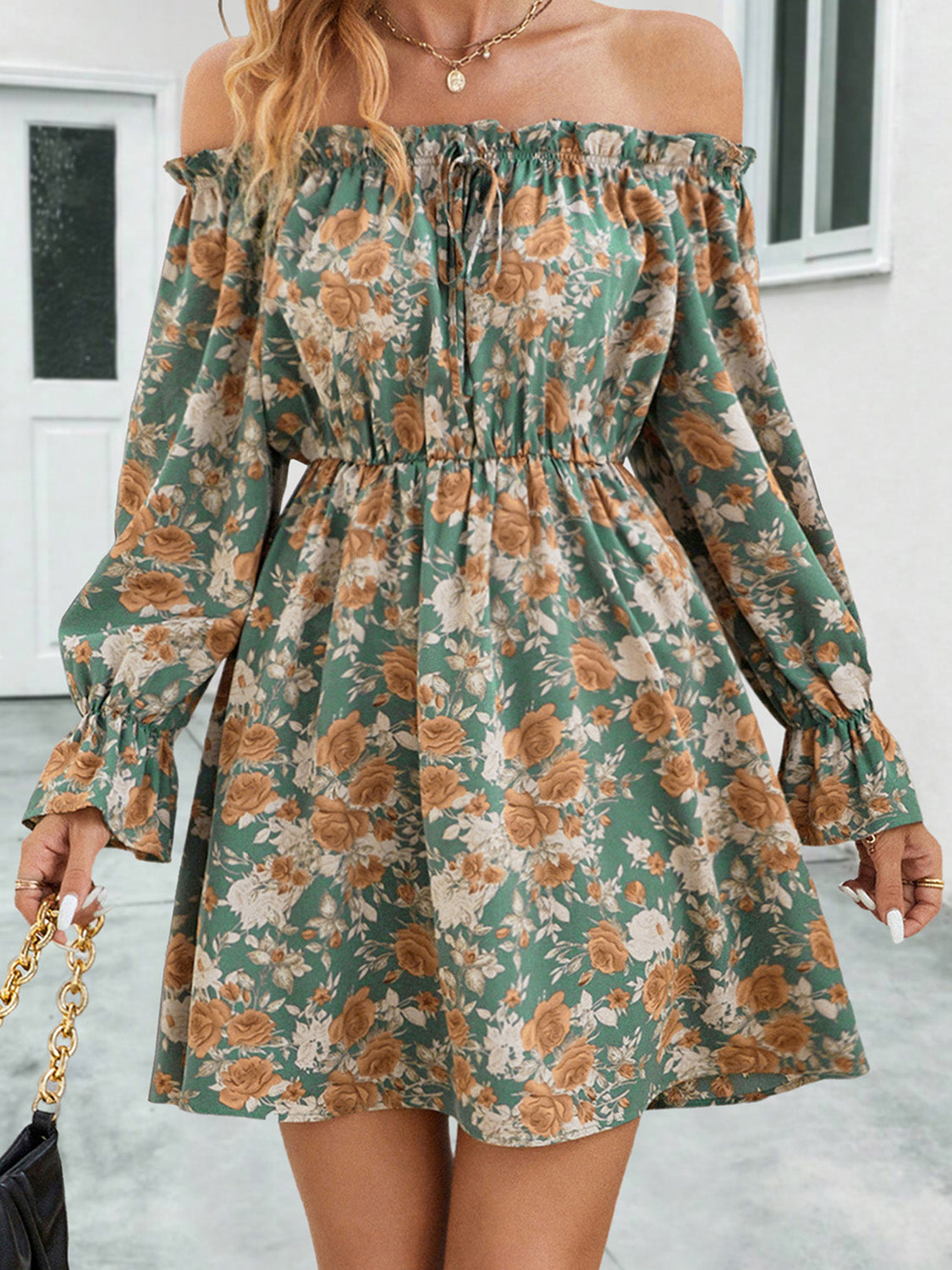 "Romance Floral: Vestido Off-Shoulder con Volantes