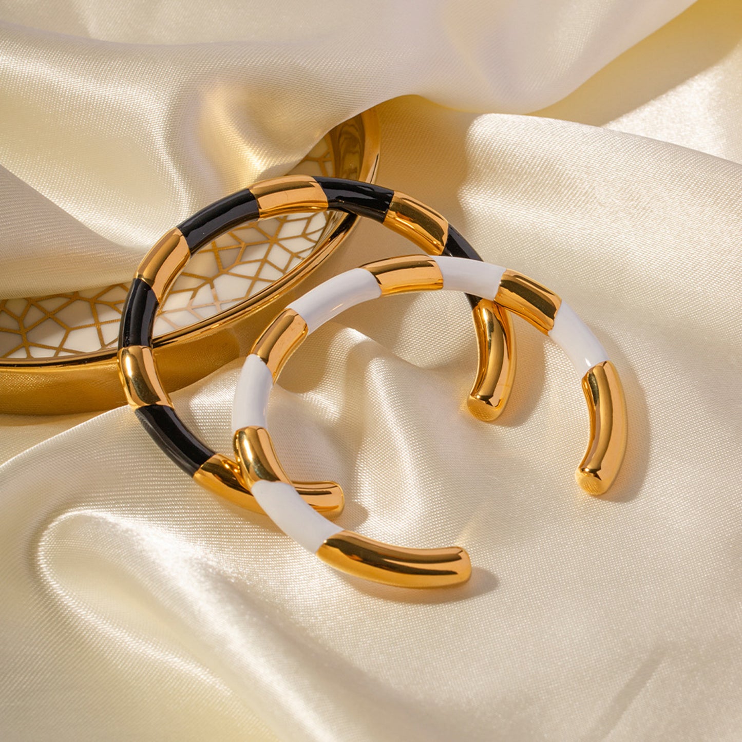 "Brazalete Dorado 18K: Elegancia Atemporal"