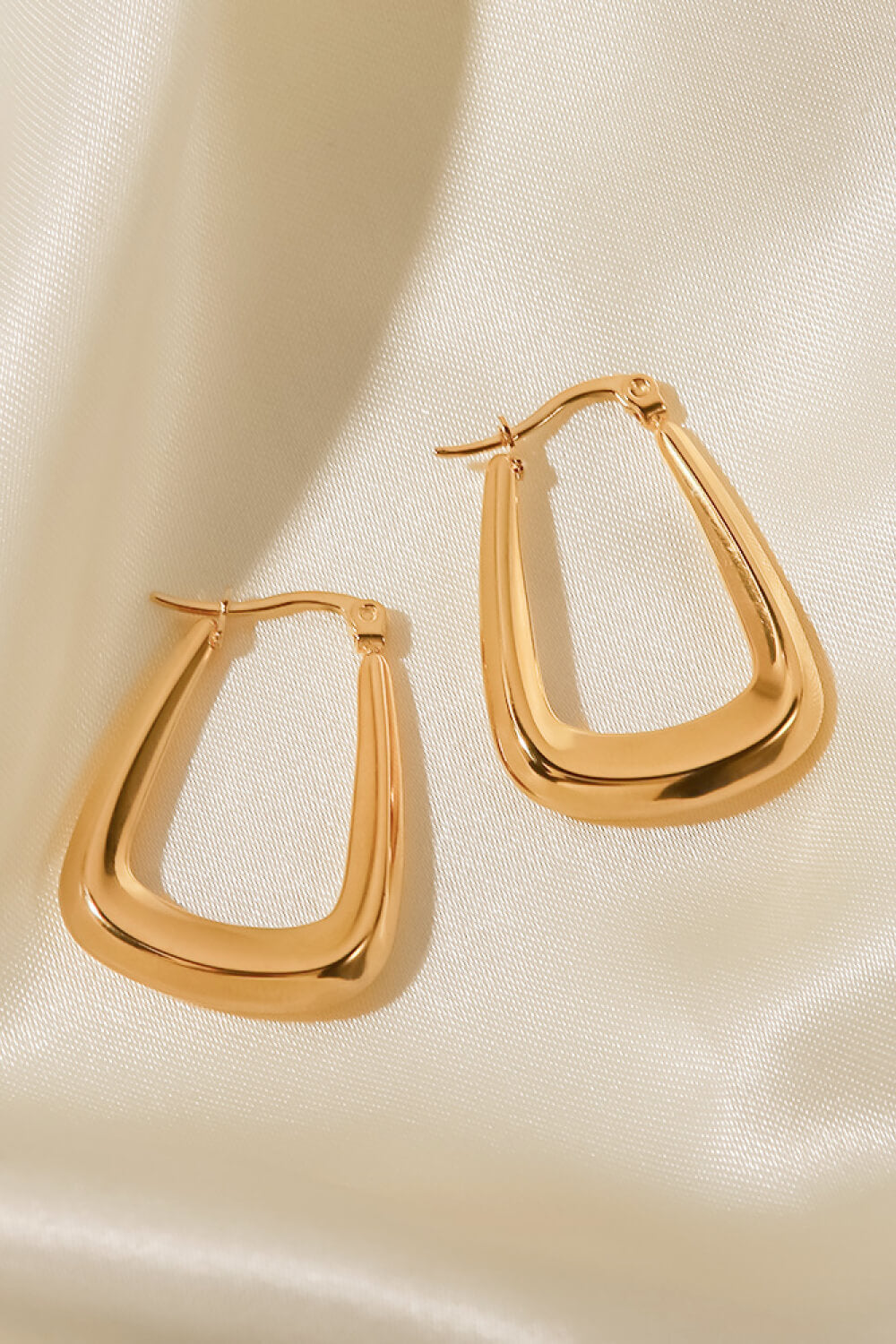 "Elegancia Angular: Aretes Geométricos en Oro 18K"