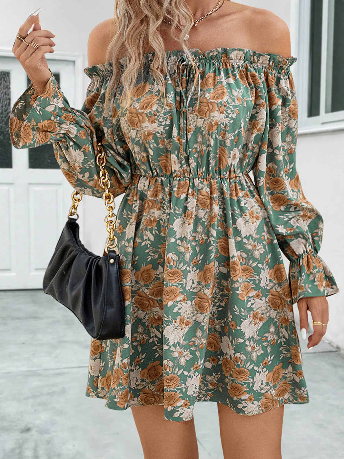 "Romance Floral: Vestido Off-Shoulder con Volantes