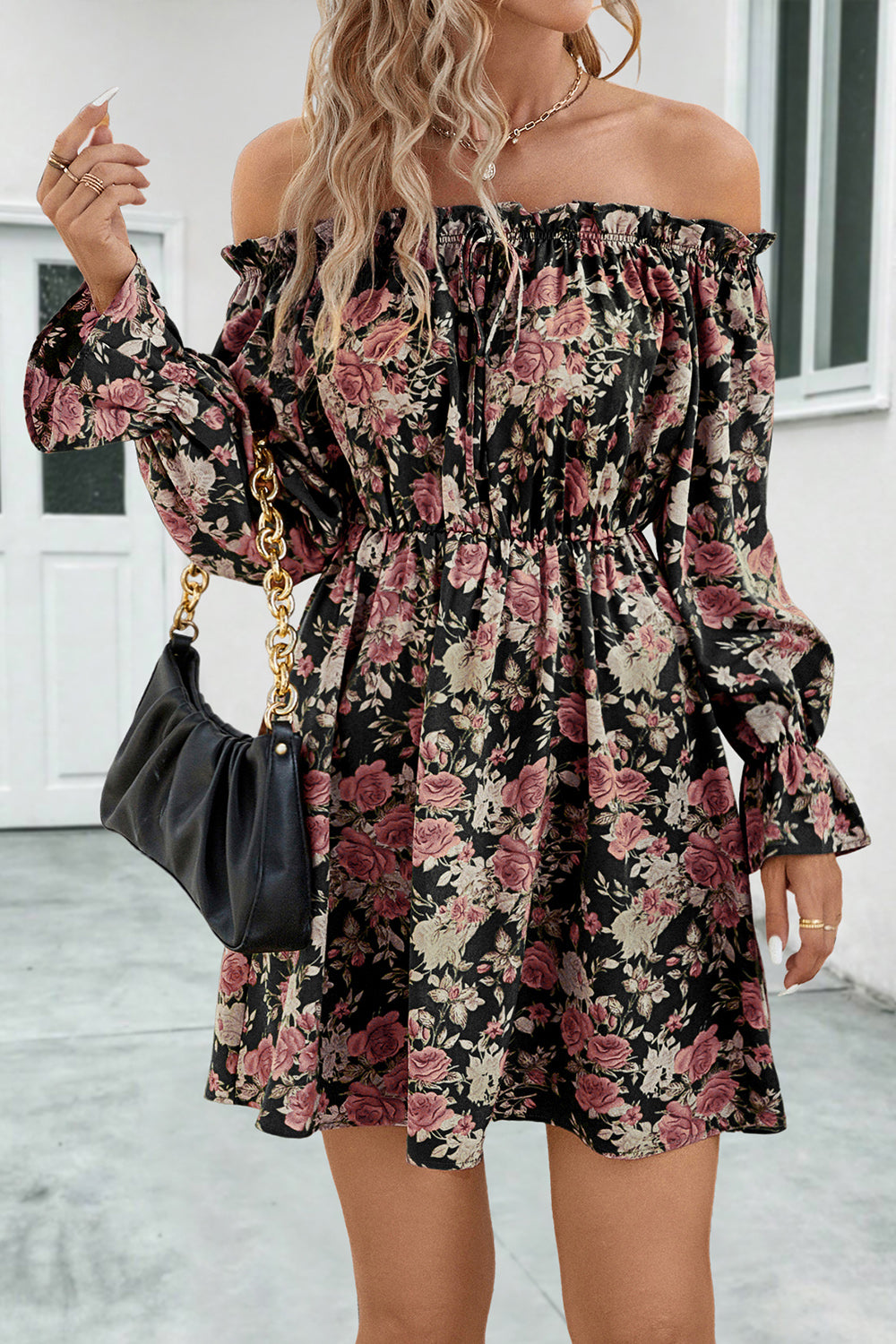 "Romance Floral: Vestido Off-Shoulder con Volantes