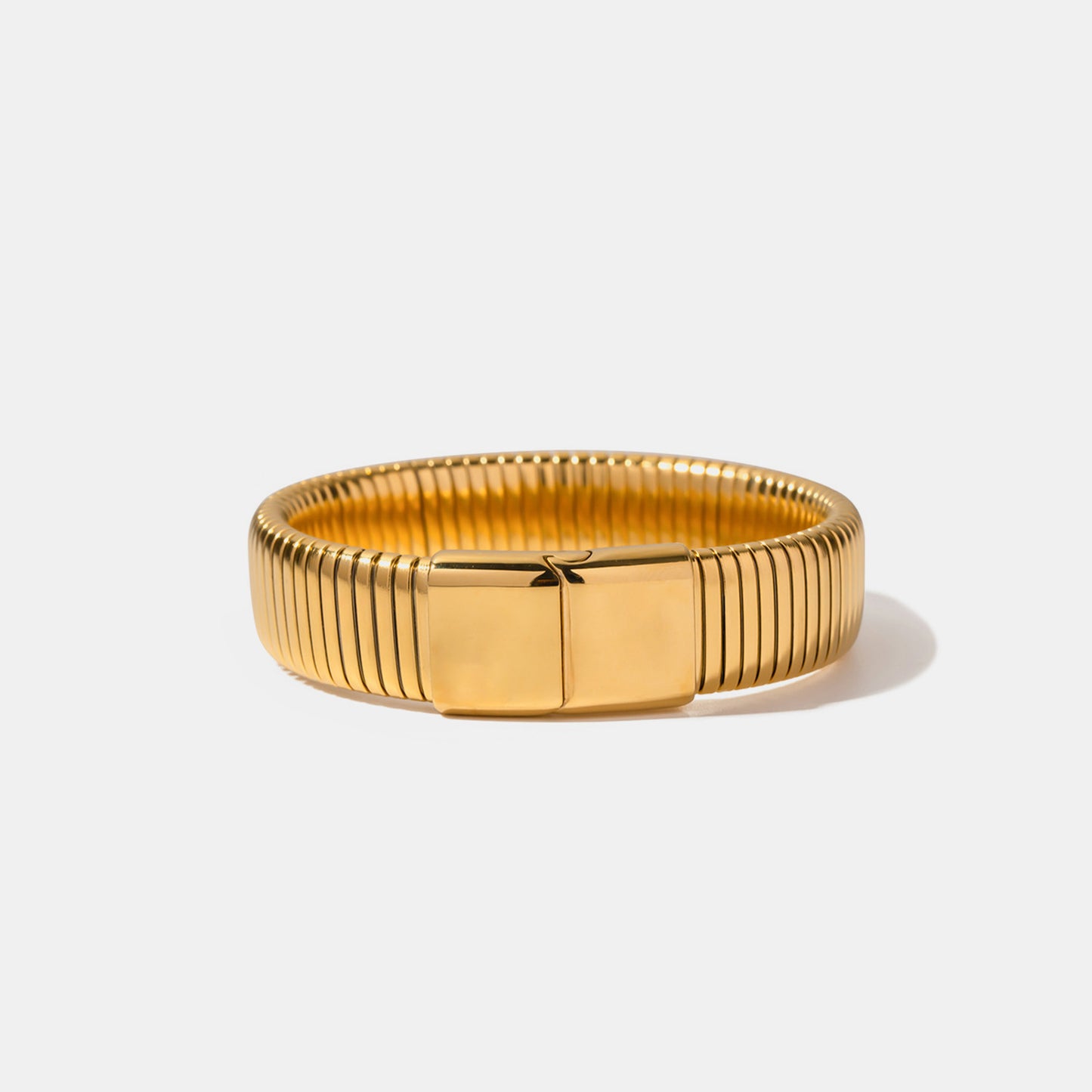 "Brazalete Dorado 18K: Elegancia Atemporal"