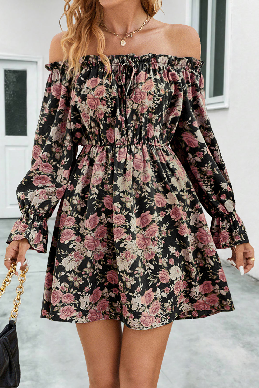 "Romance Floral: Vestido Off-Shoulder con Volantes