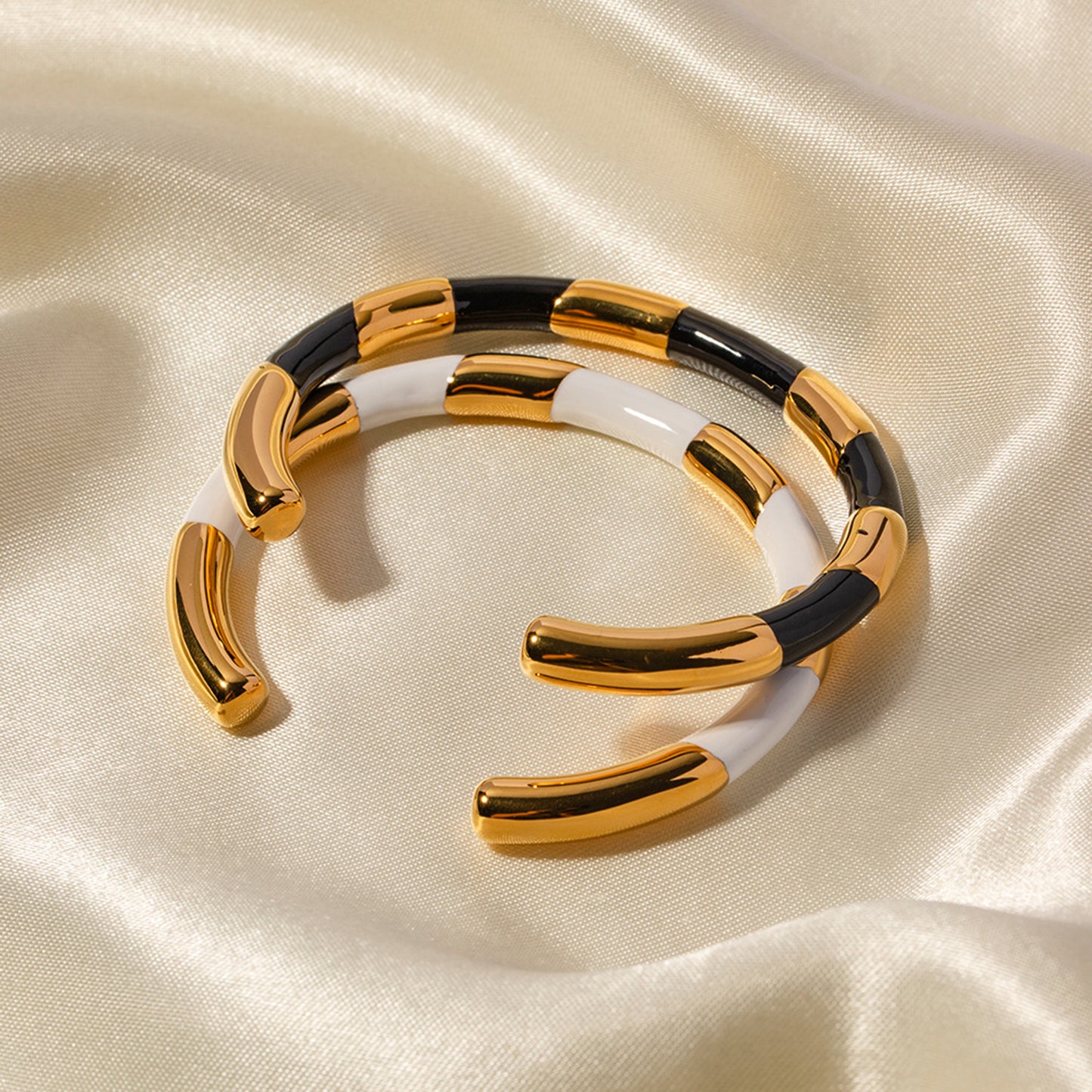 "Brazalete Dorado 18K: Elegancia Atemporal"