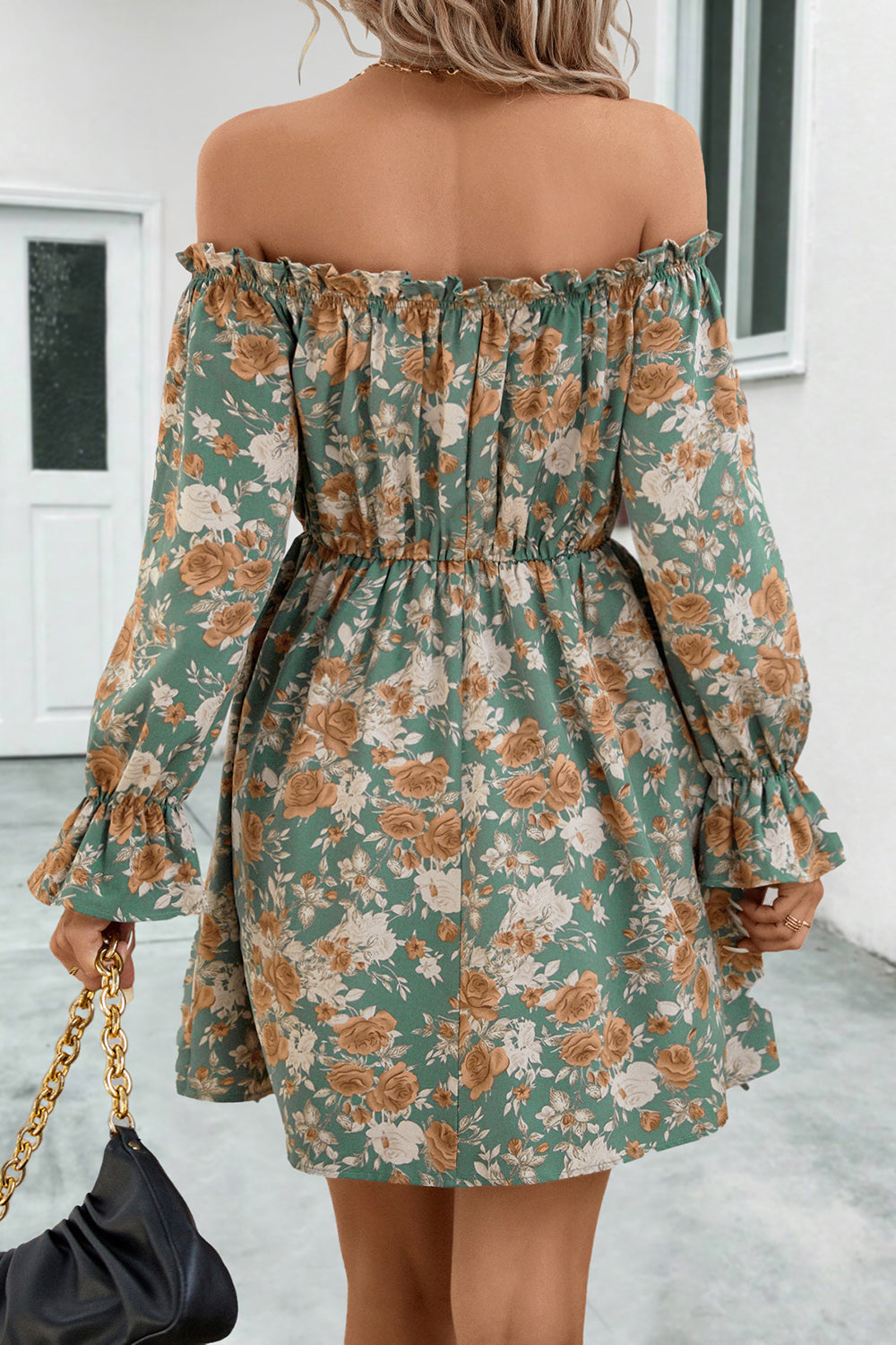 "Romance Floral: Vestido Off-Shoulder con Volantes