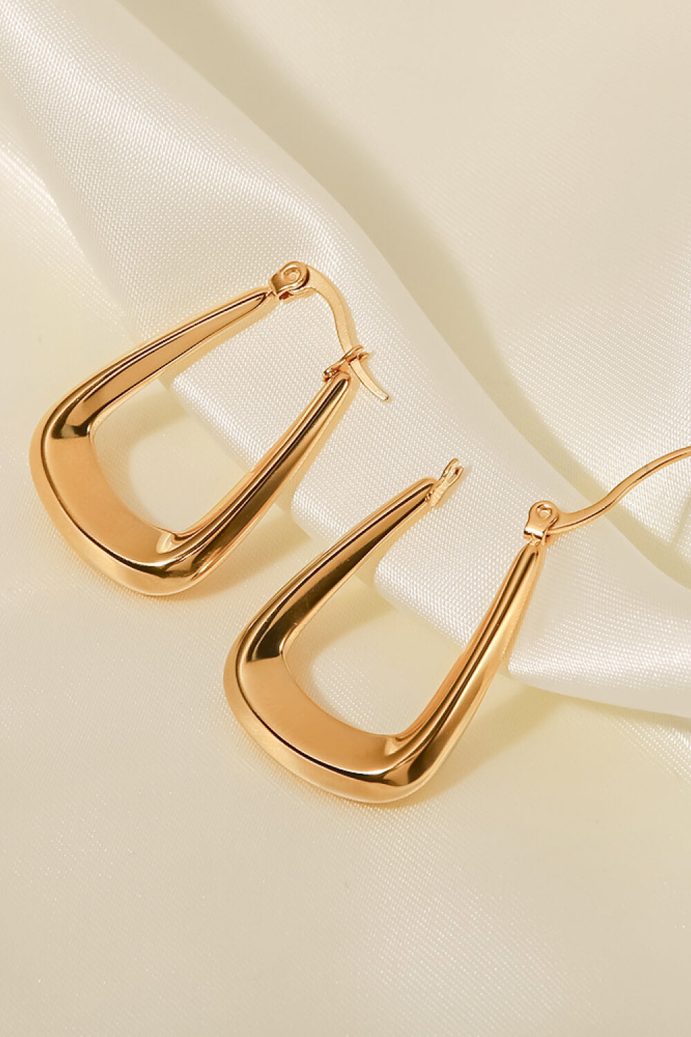 "Elegancia Angular: Aretes Geométricos en Oro 18K"